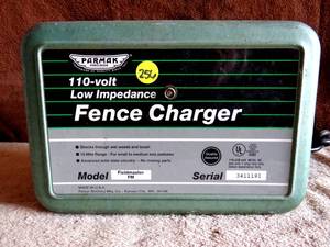 lot 256 image: PARMAK 110V ELECTRIC FENCE CHARGER - MODEL FLUIDMASTER TM