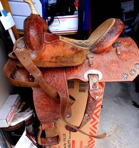 lot 300 image: CUSTOM LEATHER HORSE SADDLE WITH HAND TOOLED LEATHER DECORATIONS
