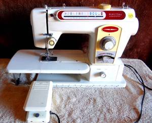 lot 323 image: ELECTRA SX 4000 SUPER SEWING MACHINE WPEDAL - WORKS $$$