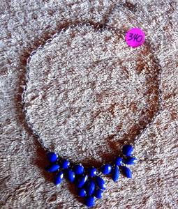 lot 340 image: PRETTY BLUE STONE SILVER TONE NECKLACE AS SHOWN