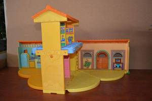lot 190 image: Fold out Doll House