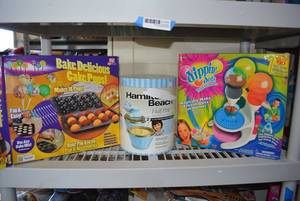 lot 193 image: Kids Dessert Making Toys Cake Pops, Half Pint Ice Cream and Dippin Dots