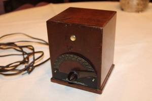 lot 35 image: Crystolab Metronoma Electric, Light Blinks with the Beat