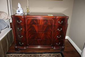 lot 21 image: Antique Henredon 4-Drawer Dresser, matches Lot # 18