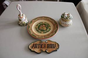 lot 47 image: Antica Roma Plates signed Rubino-Alabasterand Vintage Keramos R. Capodimonte Italy Trinket Box and Bell
