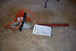 lot 118 image: Black&Decker 22 Hedge Trimmer