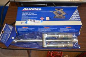 lot 117 image: ACDelco 2 Ton Scissors Jack and 14 Folding Lug Wrench