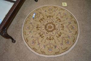 lot 104 image: 36 Round Area Rug