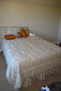 lot 108 image: Queen Size Bed Set Linens