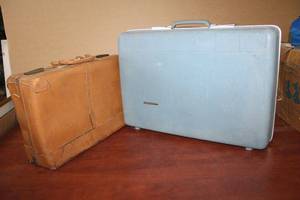lot 139 image: Lot of 2 Vintage Luggage Cases Starflight and Gladiator