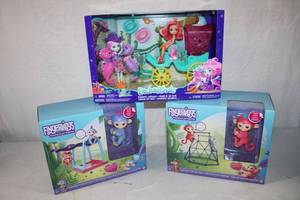 lot 4 image: Toys still in Packaging Enchantimals Seahorse Carriage and 2 Fingerlings Aimee and Liv