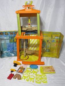 lot 33 image: VINTAGE 1970s G.I. JOE ADVENTURE TEAM HEADQUARTERS W MOST OF THE ORIGINAL ACCESSORIES