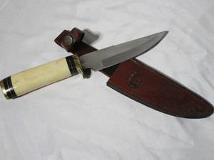 lot 36 image: VINTAGE CHIPAWAY CUTLERY KNIFE MADE IN PAKISTAN W LEATHER SHEATH STAMPED WITH CHIPAWAY CUTLERY LOGO