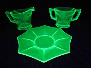 lot 104 image: DEPRESSION ERA URANIUM GLASS