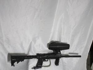 lot 80 image: TIPPMAN PAINTBALL GUN W MASK