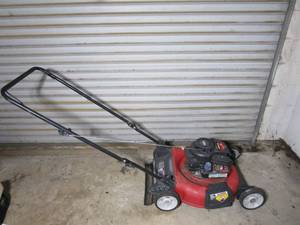 lot 83 image: GAS LAWN MOWER, YARD MACHINES BRIGGS &amp STRATTON 500 SERIES 158CC, 21 WIDTH, NEEDS SOME REPAIR