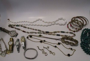 lot 21 image: FASHION JEWELRY LOT, SOME VINTAGE HARD TO FIND, PREVIEW RECOMMENDED