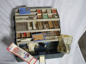 lot 227 image: TACKLE BOX W MANY VINTAGE LURES, PREVIEW RECOMMENDED