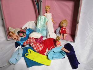 lot 239 image: VINTAGE 1960s &amp 70s BARBIES &amp ACCESSORIES, FASHION DOLL CASE