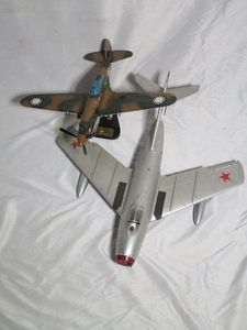 lot 181 image: VINTAGE MODEL AIRPLANES