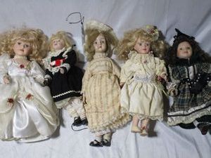 lot 275 image: VINTAGE PORCELAIN DOLLS, ONE IS A SEYMOUR MANN DOLL WITH COA