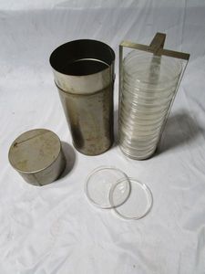 lot 281 image: VINTAGE NUNC MULTIDISH 12 WELL PETRI DISH WITH LID &amp PETRI DISHES