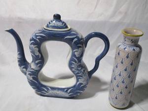 lot 141 image: UNIQUE BLUE &amp WHITE PORCELAIN LIDDED DECORATIVE TEA POT, VINTAGE BLUE&nbsp &amp WHITE CERAMIC VASE