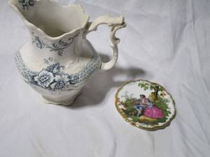 lot 293 image: 1960s LIMMOGES PLATE, PAINTED VICTORIAN SCENE &amp GOLD TONE TRIM
