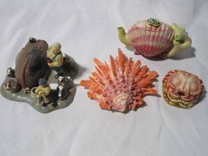 lot 276 image: DEPT 56 NEW ENGLAND VILLAGE SERIES, SAILORS KNOT, UNIQUE PORCELAIN SHELLS