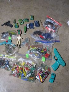 lot 252 image: VINTAGE ARMY MEN, TANKS AND MANY OTHERS