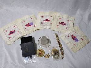 lot 277 image: VINTAGE JEWELRY, CASE &amp RING HOLDER