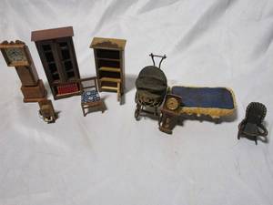 lot 267 image: VINTAGE WOOD DOLLHOUSE FURNITURE
