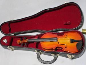 lot 78 image: SMALL REPLICA VIOLIN &amp CASE, NOT FULL SIZE&nbsp