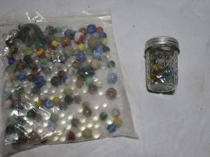lot 186 image: LARGE LOT OF VINTAGE MARBLES