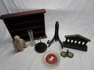 lot 352 image: LOT OF DECOR ITEMS. WALL DISPLAY SHELF, STEM GLASS VASE, PENGUIN, MODERN ART ACCESSORIES STAND, DISPLAY EASEL, STONE STRUCTURE DECOR, VINTAGE METAL ACCESSORIES CATCH ALL WITH HANDLE, VINTAGE 1977 ORNATE&nbsp DETAIL GLASS PLATE.&nbsp