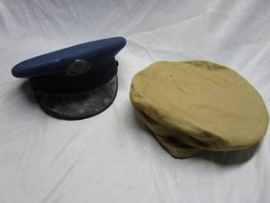 lot 353 image: VINTAGE SERVICE MANS AIRFORCE CAP WITH VINTAGE CAP COVER BAG.&nbsp