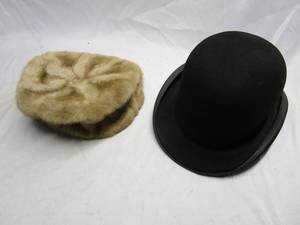lot 356 image: VINTAGE BOWLER STYLE TOP HAT, FUR HAT WITH FLORAL PATTERN ROSE COLOR LINING.
