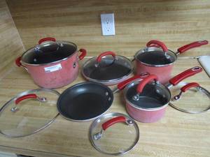 lot 10 image: USED RACHEL RAY 11 PIECE COOKWARE SET, 5 POTS AND PANS, 6 LIDS