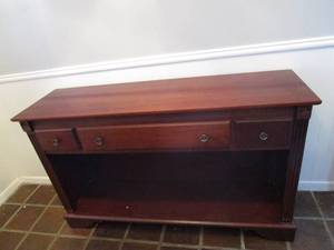 lot 8 image: 3 DRAWER SOFA TABLE, RIVERSIDE BRAND