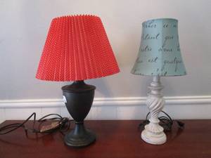 lot 15 image: TABLE LAMP W PLEATED LAMPSHADE, DECORATIVE LAMP