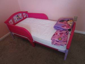 lot 23 image: MINNIE MOUSE TODDLER BED W MATTRESS AND BED SET