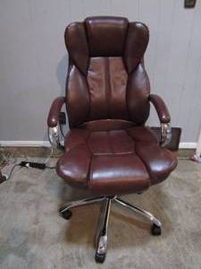 lot 26 image: PADDED LEATHER OFFICE CHAIR, APPEARS UNUSED, INCREDIBLE CONDITION