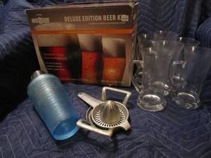 lot 106 image: MARTINI SHAKER, JUICER, LIME WEDGE SLICER, 6 PINT GLASSES W HANDLES, MR. BEER BREW KIT