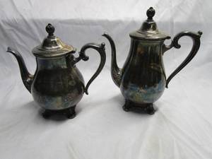 lot 40 image: VICTORIAN ROSE BY W.M. ROGERS &amp SON NUMBERS 1901 &amp 1902 TEA POT &amp COFFEE POT