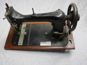 lot 170 image: ANTIQUE DAVIS SEWING MACHINE