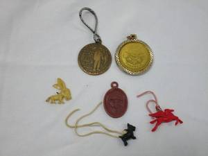 lot 383 image: FIRST MAN ON THE MOON COIN ATTACHED TO KEYCHAIN, TWENTY D COIN KEYCHAIN. JEWELRY ACCESSORIES PEGASUS, SCOTTIE DOG, DONKEY.