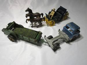lot 363 image: VINTAGE 1940 HUBLEY METAL TRUCK WITH METAL CROP WORK TRAILER, VINYAGE METAL HORSE AND CARRIAGE BY STANLEY TOYS.