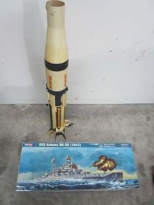 lot 402 image: VINTAGE MODEL SPACE ROCKET, USS ARIZONA BB-39 (1941) MODEL UNTOUCHED IN BOX.