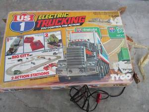 lot 408 image: TYCO ELECTRIC TRUCKING TRCK SET IN ORIGINAL BOX.