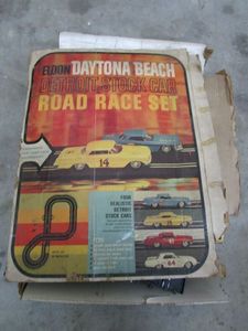 lot 411 image: VINTAGE ELDON DAYTONA BEACH DEROIT STOCK CAR ROAD RACE SET. IN ORIGINAL BOX, BOX HAS DAMAGE, SEE PICS.&nbsp